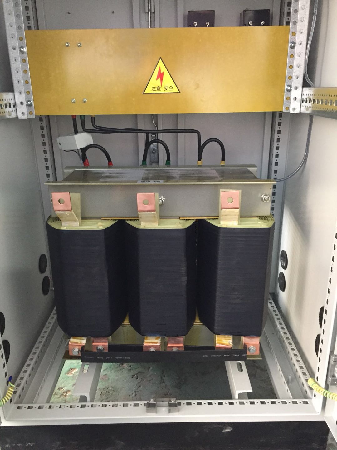 我公司自主研發(fā)生產海爾工業(yè)園SG-275KV三相隔離干式變壓器