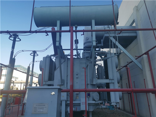 我公司承接龍口南山集團(tuán)SFP11-400000/220KVA超高壓電力變壓器維護(hù)保養(yǎng)現(xiàn)場。