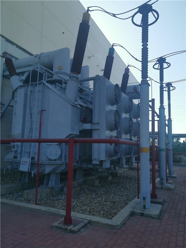 我公司承接龍口南山集團(tuán)SFP11-400000/220KVA超高壓電力變壓器維護(hù)保養(yǎng)現(xiàn)場。